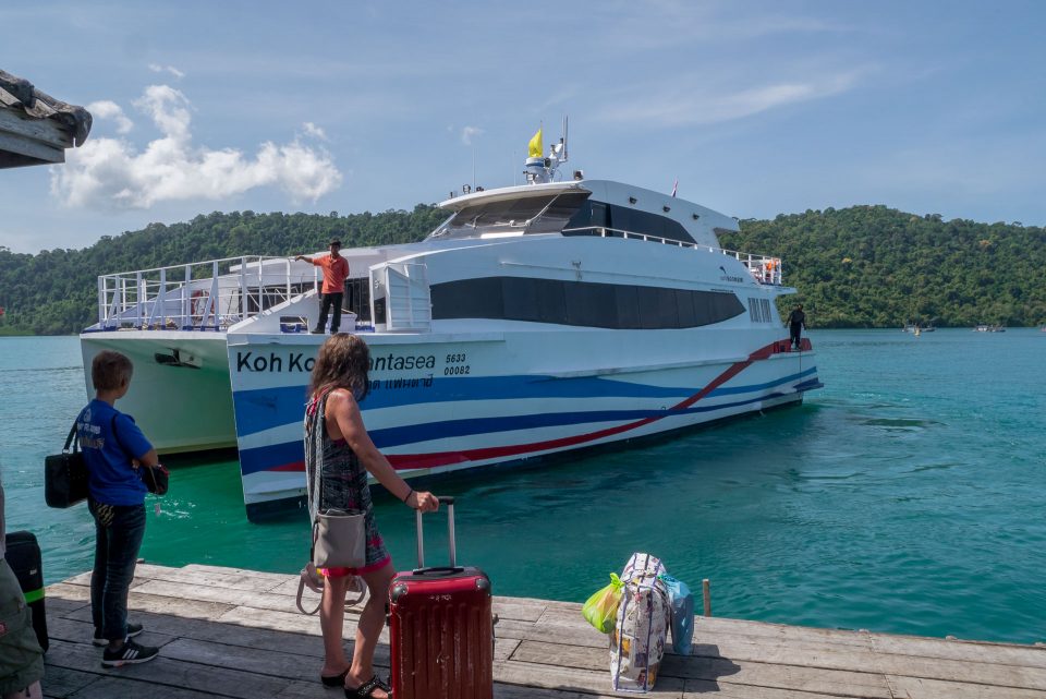 Пассажиры ожидают посадки на катамаран Бунсири на острове Ко Куд