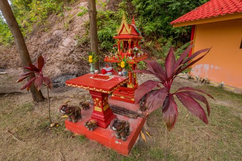 Домик для духов в храме Chao Por